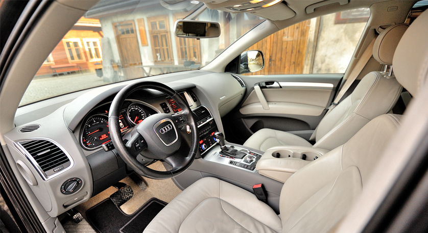 AUDI Q7 Luxury Car Rental
